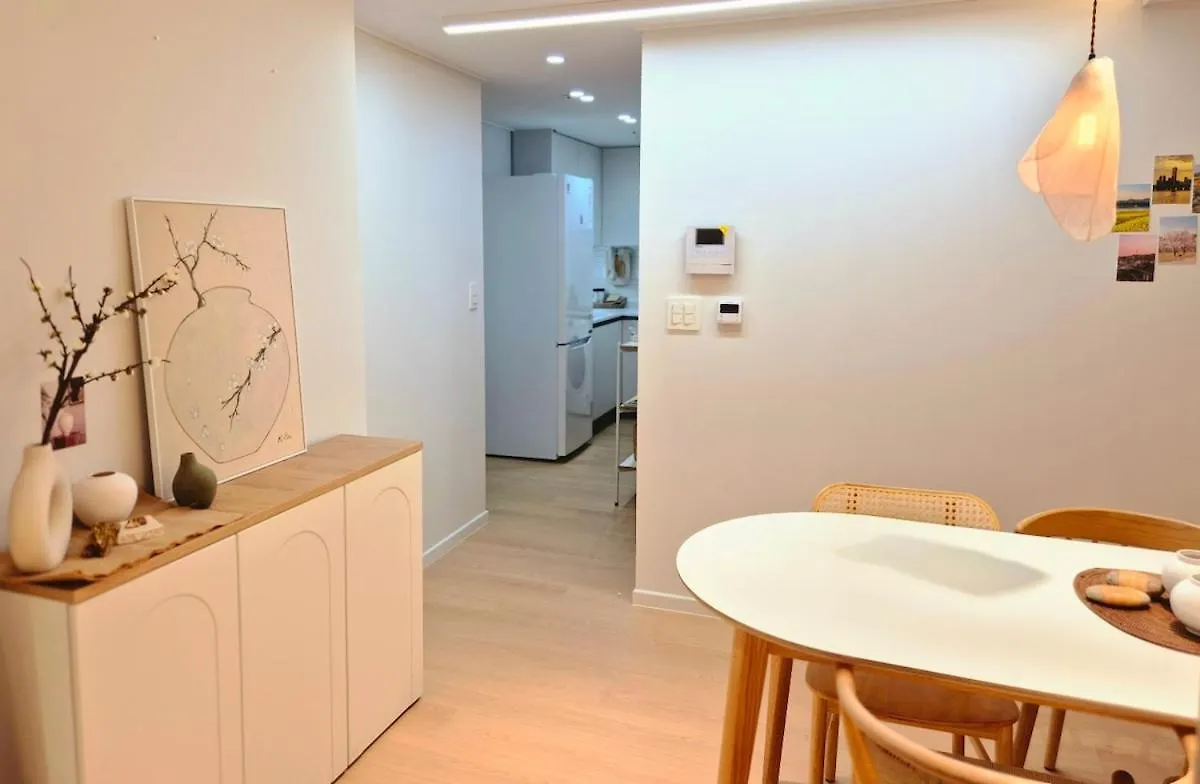Urban Corner Stay New Building 2 Rooms, 1 Living Room, 1 Kitchen # Seokchon Lake Cherry Blossom # Lotte World # Kspo Seoul 0*,  South Korea